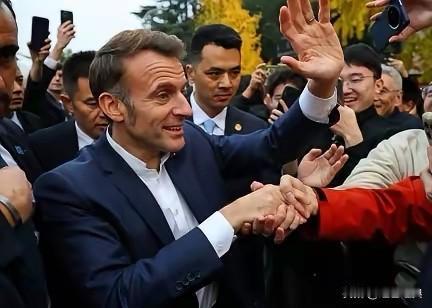 果然此龙又“变色”！
才饮北京水，又品成都茶。
访华一行备受礼遇。
他想要的，给