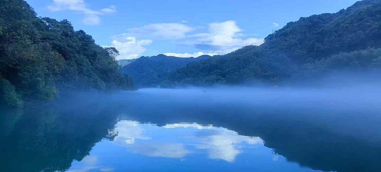 昨天我的一个教授朋友告诉我：供孩子在国外留学读书太难了！



上周和大学同学聚