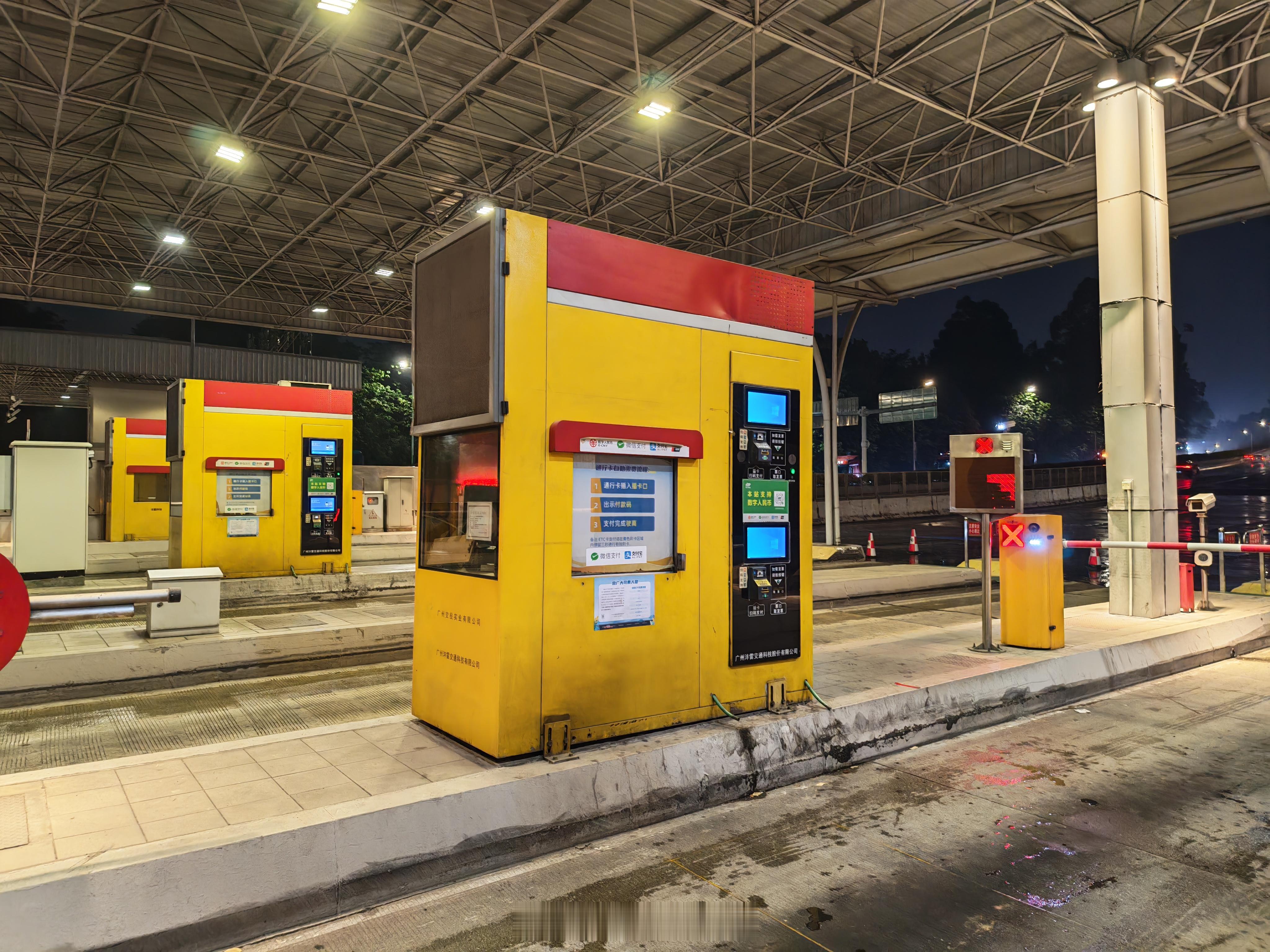 打工牛马真不容易，好不容易打个出租车想快点走高速回公司继续干活，坐租车Taxi拿