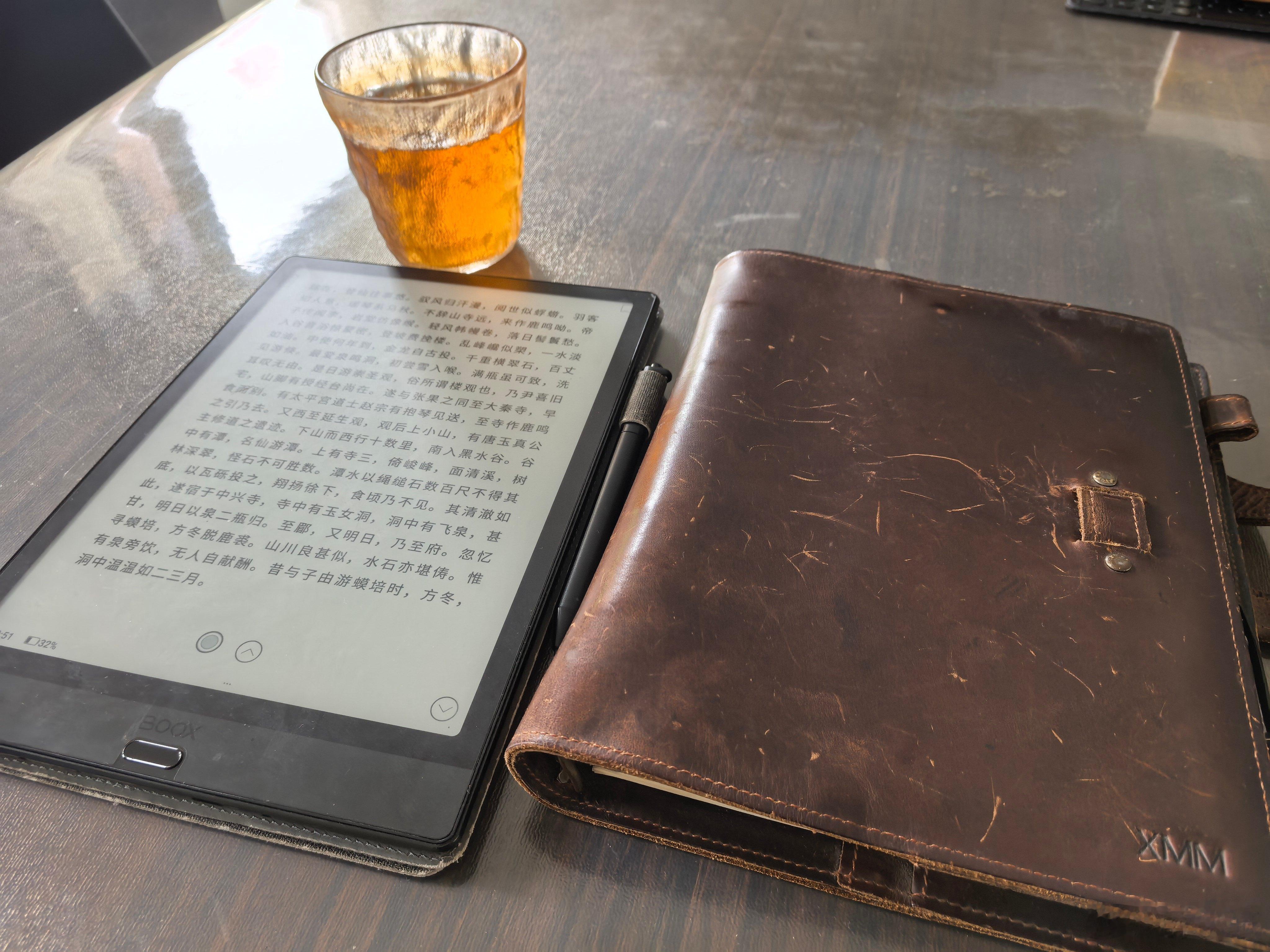 雨一落，小巷子的青石板就亮了。蹲檐下翻东坡集，翻到“一肚子不合时宜”，乐了。这老