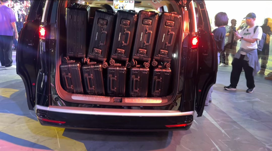 二代腾势D9最让我惊喜的竟然是空间，新款直接到了882L，还多了126L的下沉储