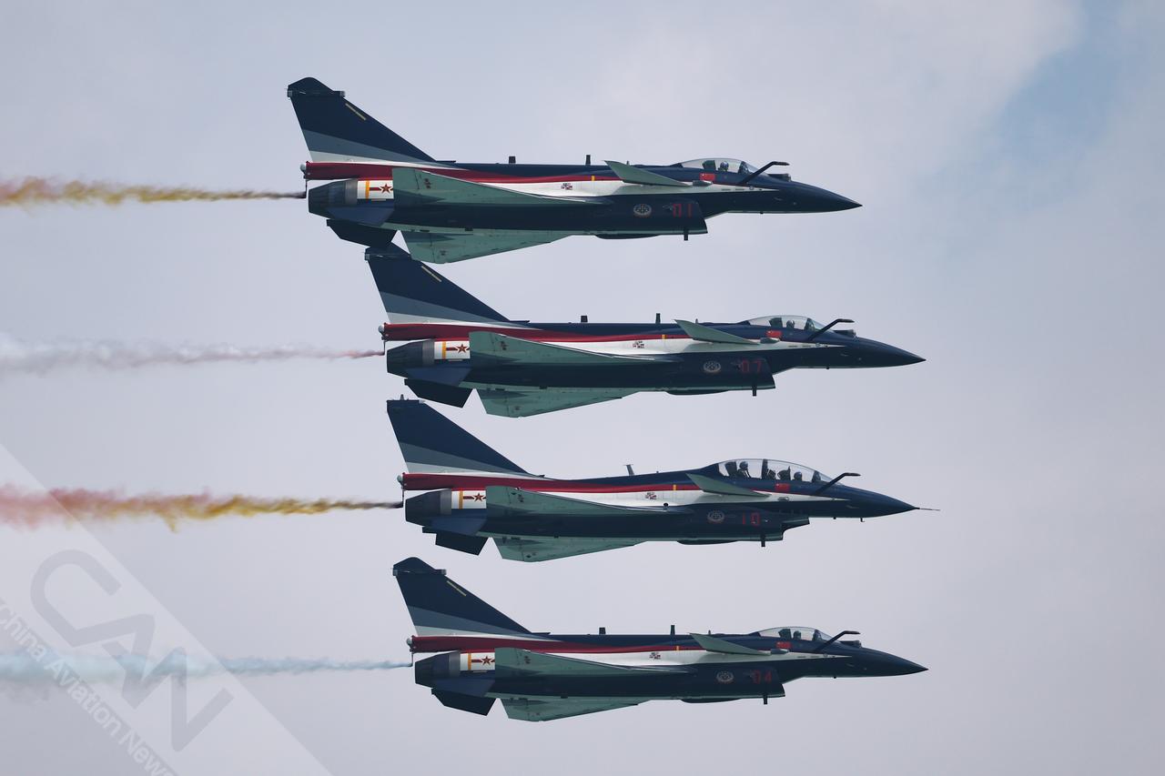 空军八一飞行表演队在樟宜机场上空展示，这是该表演队换装歼10C后首次在新加坡亮相