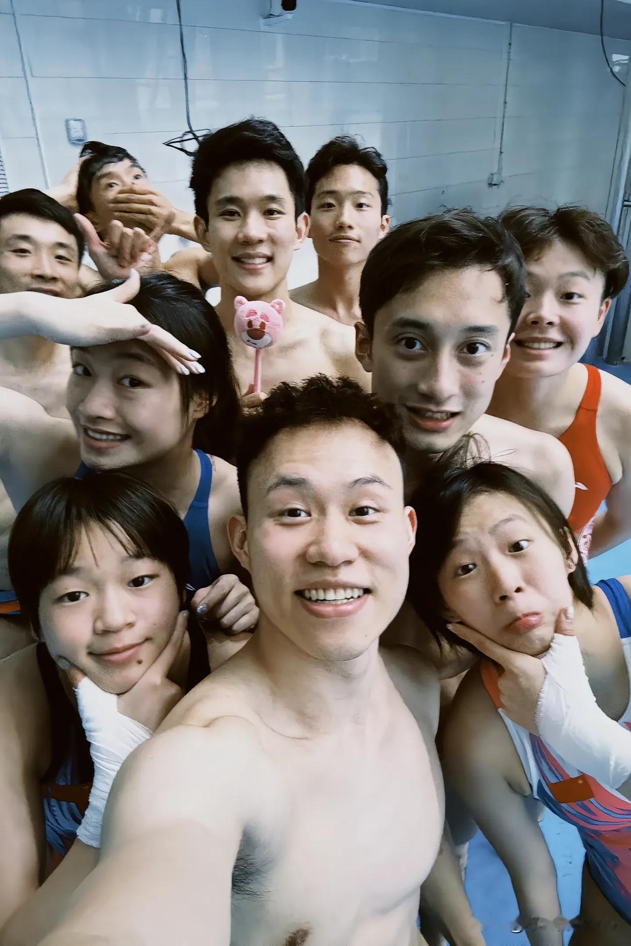 12月20日，山东省运动员练俊杰更新唱歌vlog，并配文说道：“被迫营业的蛋白。