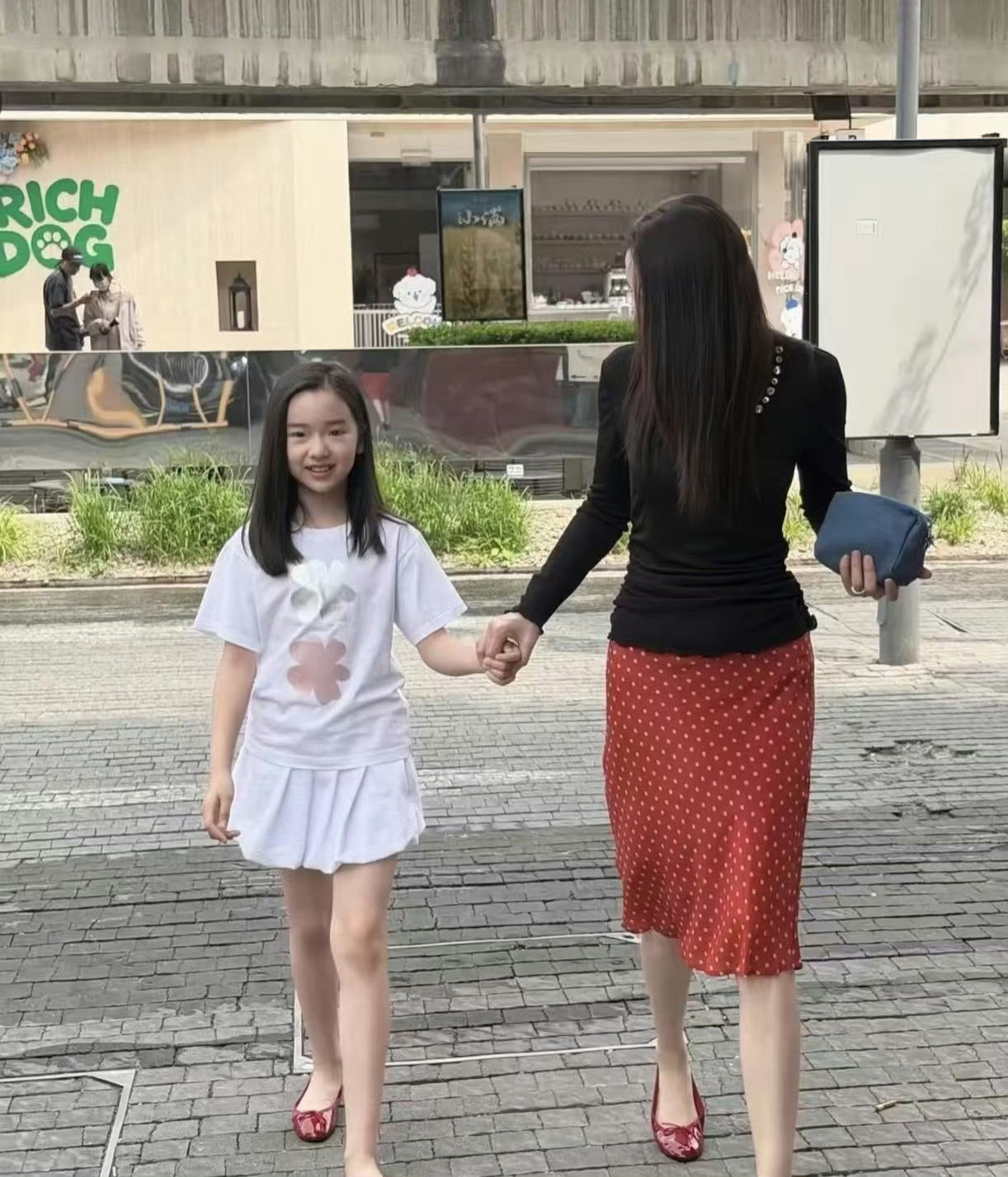 董璇10岁女儿小酒窝身材高挑，看着好成熟啊， 