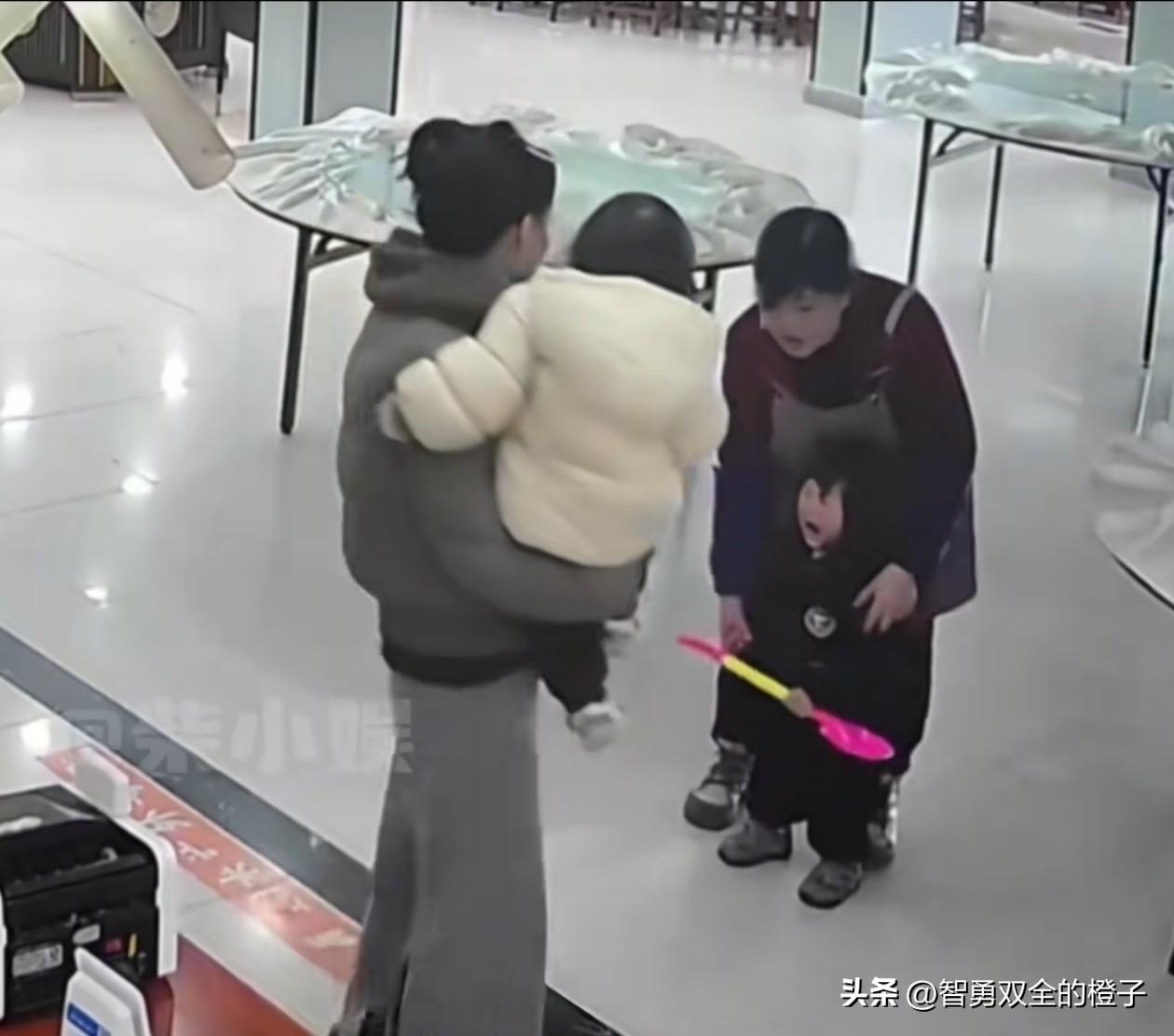 终于搞清楚了！安徽2岁女孩被打，站在女孩旁边的并不是女孩母亲，而是店里的服务员，