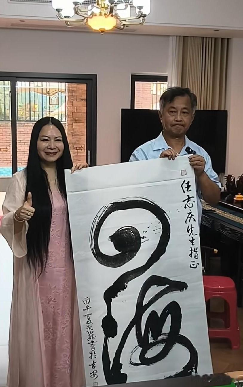 不谈好恶只论水平，流浪大师沈巍书法佳作《四海》VS严辉村才子范小勤一笔出八仙作品