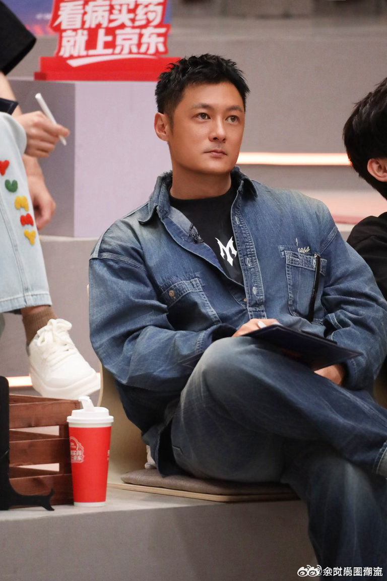 余文乐希望曹骏更放松一点披荆斩棘余文乐想要打开包得很紧的曹骏 不是不够优秀，只是