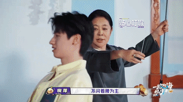 苏新皓担心朱志鑫摔倒两个人真的都把对方放在心上吧，朱志鑫往后一仰给苏新皓吓死了！