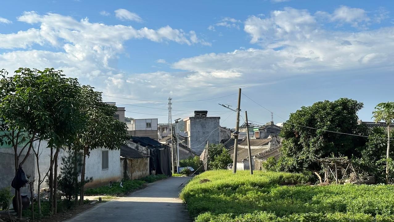 春节在潮汕旅游，潮汕农村民居多数以二层小楼房为主。在我们江西农村很少见，江西农村