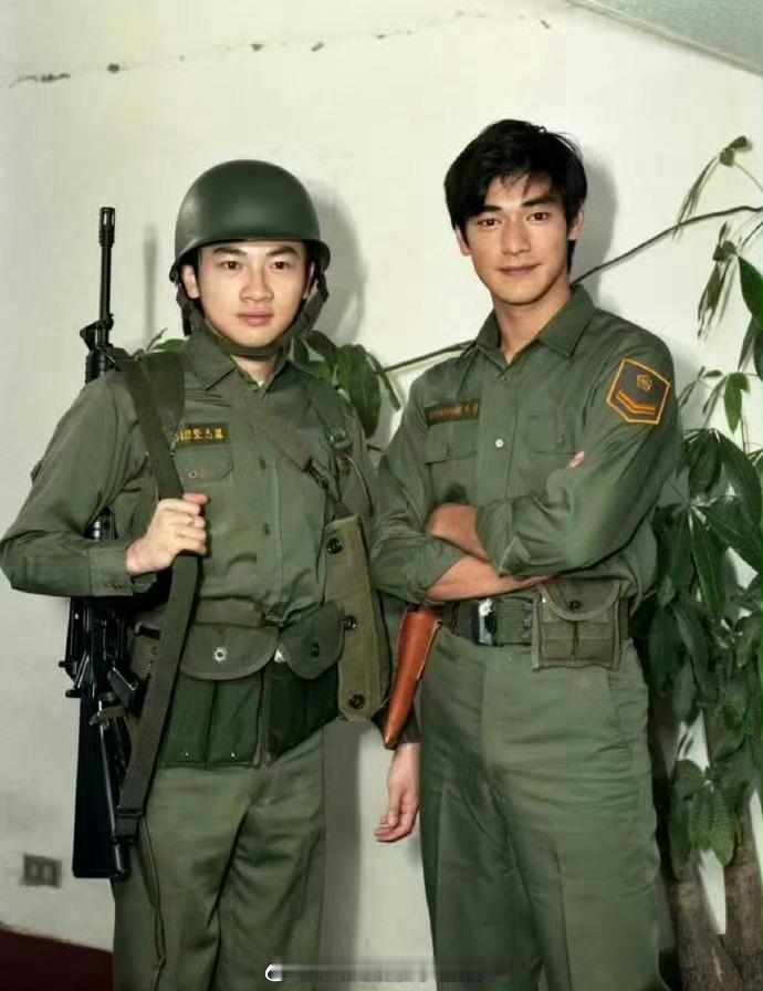 #金城武在种田#1996年，台北，穿军装时的苏有朋和金城武。 ​ ​​​