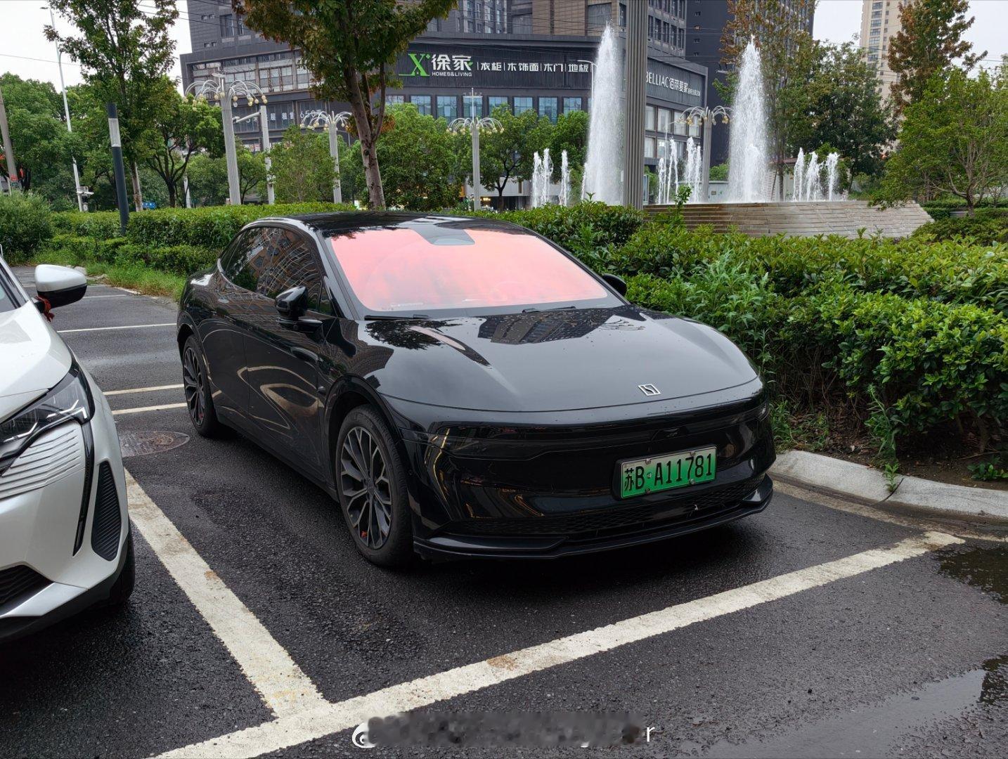 不开灯的极氪007，真的挺好看，挺帅的极氪009也是，真尊贵小登买007，中登买