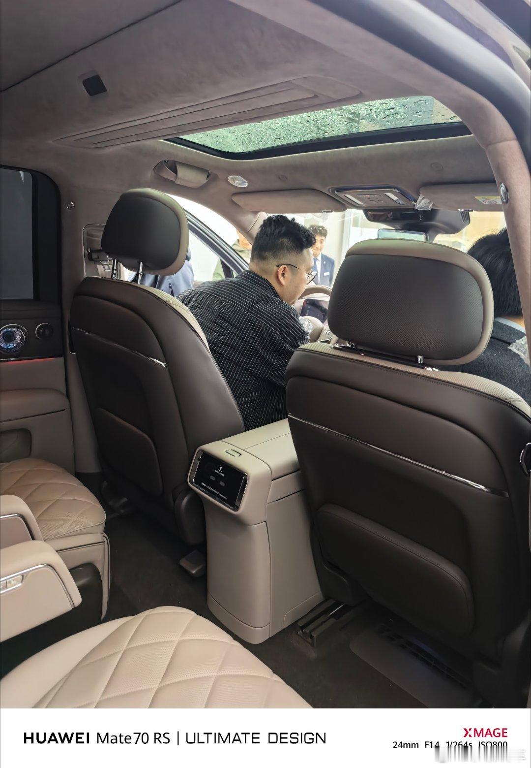 新款问界M9太太太火了，还没进展厅就被大哥们围观起来了 我观察了下来看问界的基本