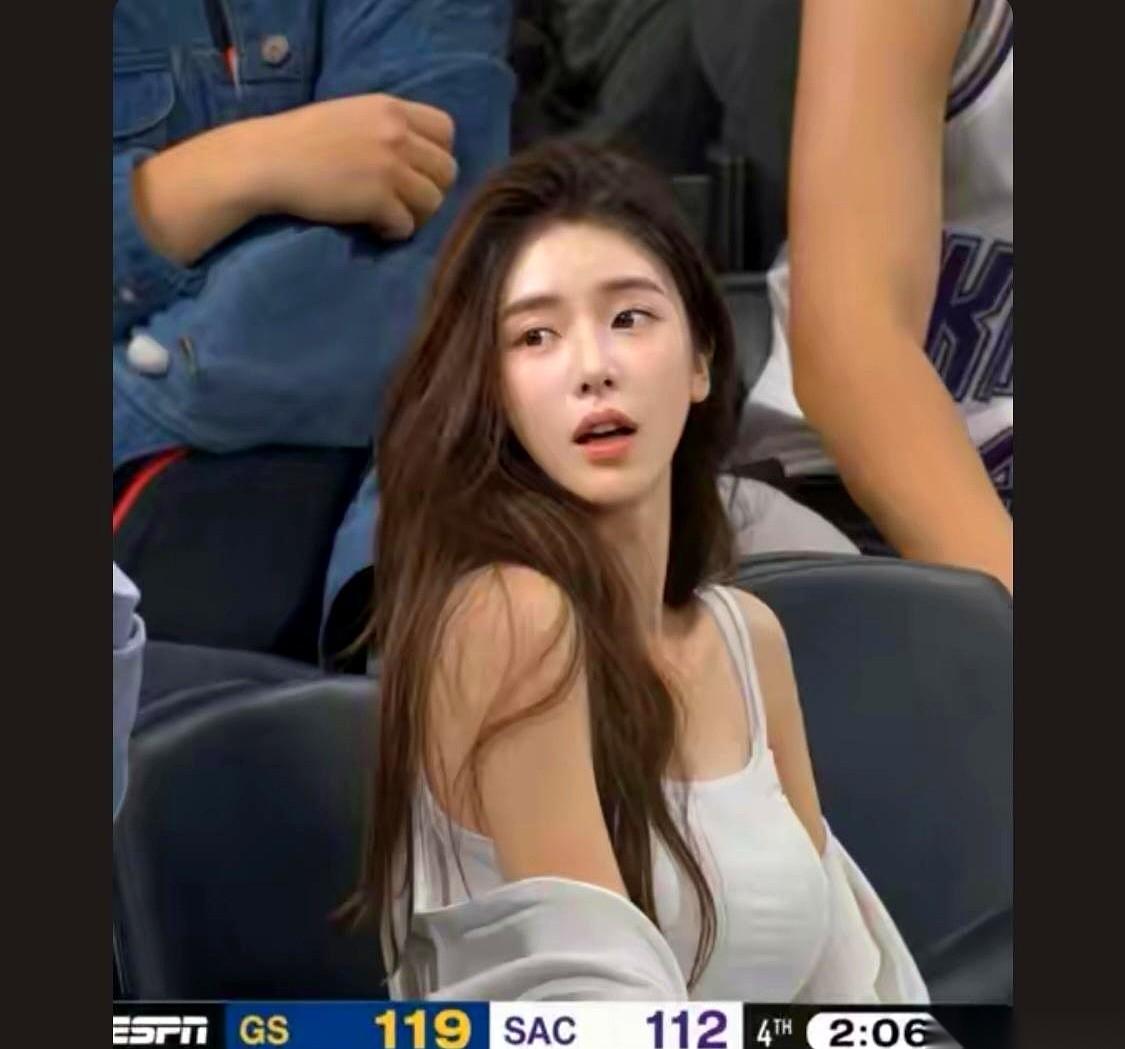 都说NBA是篮球顶流，但我发现，真正的秀场，其实在场边的第一排。
球员在场上汗流