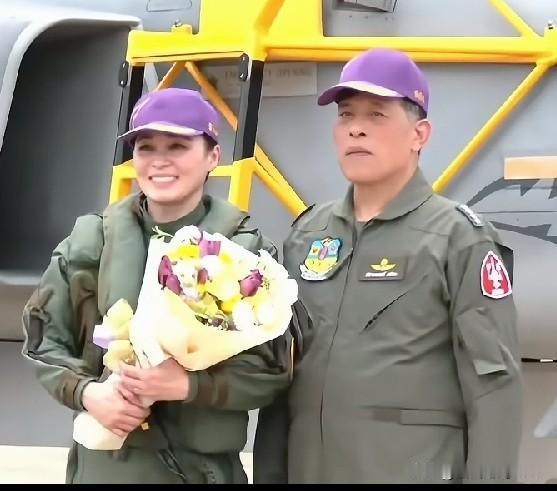 泰国皇后苏提达顺利完成鹰狮战斗机首飞，考核合格。不少网友直呼世界第一等，先说飞行