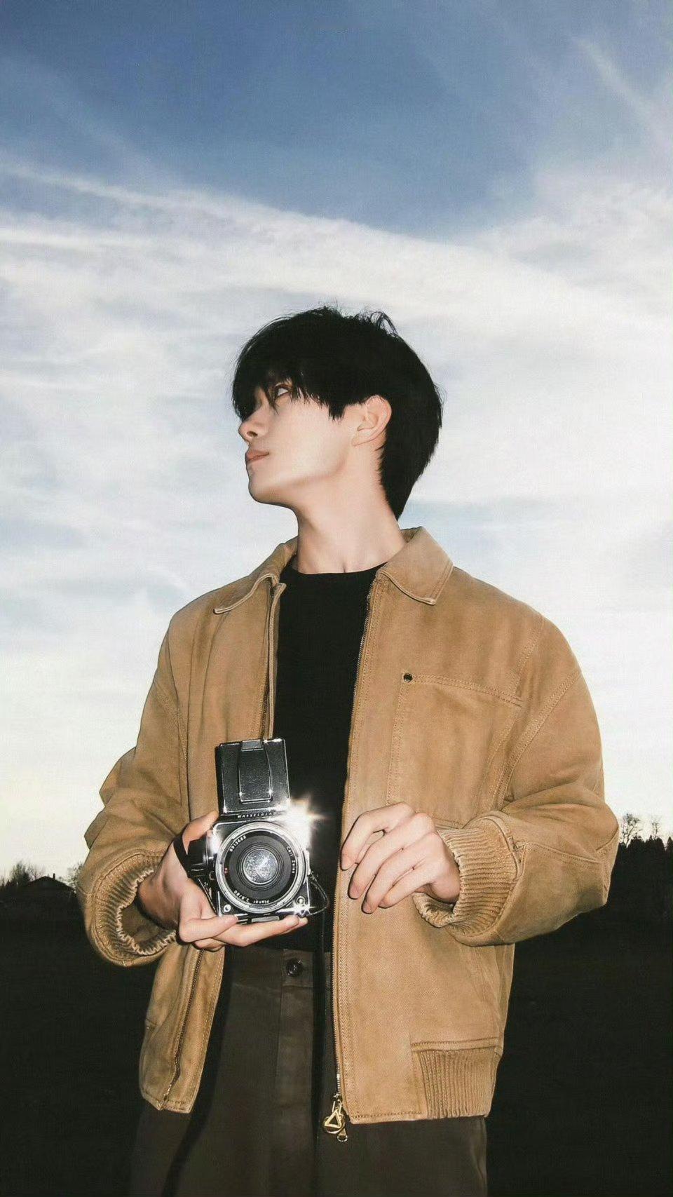 易烊千玺多拍帅照是刚需 谁懂啊！千玺帅照根本看不够😭 每一张都精准戳中审美点，