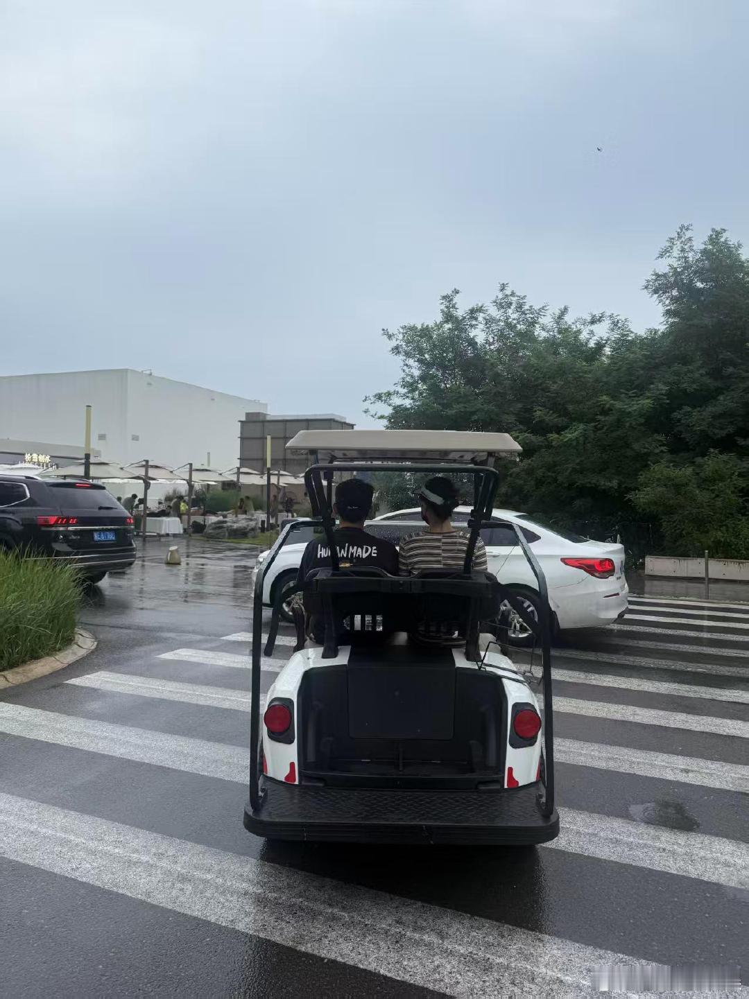 偶遇郑恺苗苗阿那亚逛街偶遇郑恺苗苗在阿那亚逛街约会，这是什么神仙画面。两人全程手