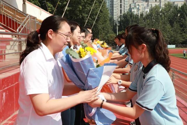 从“有教师节”到“真尊师重教”：让教师回到讲台，让尊重落到实处！

9月10日，