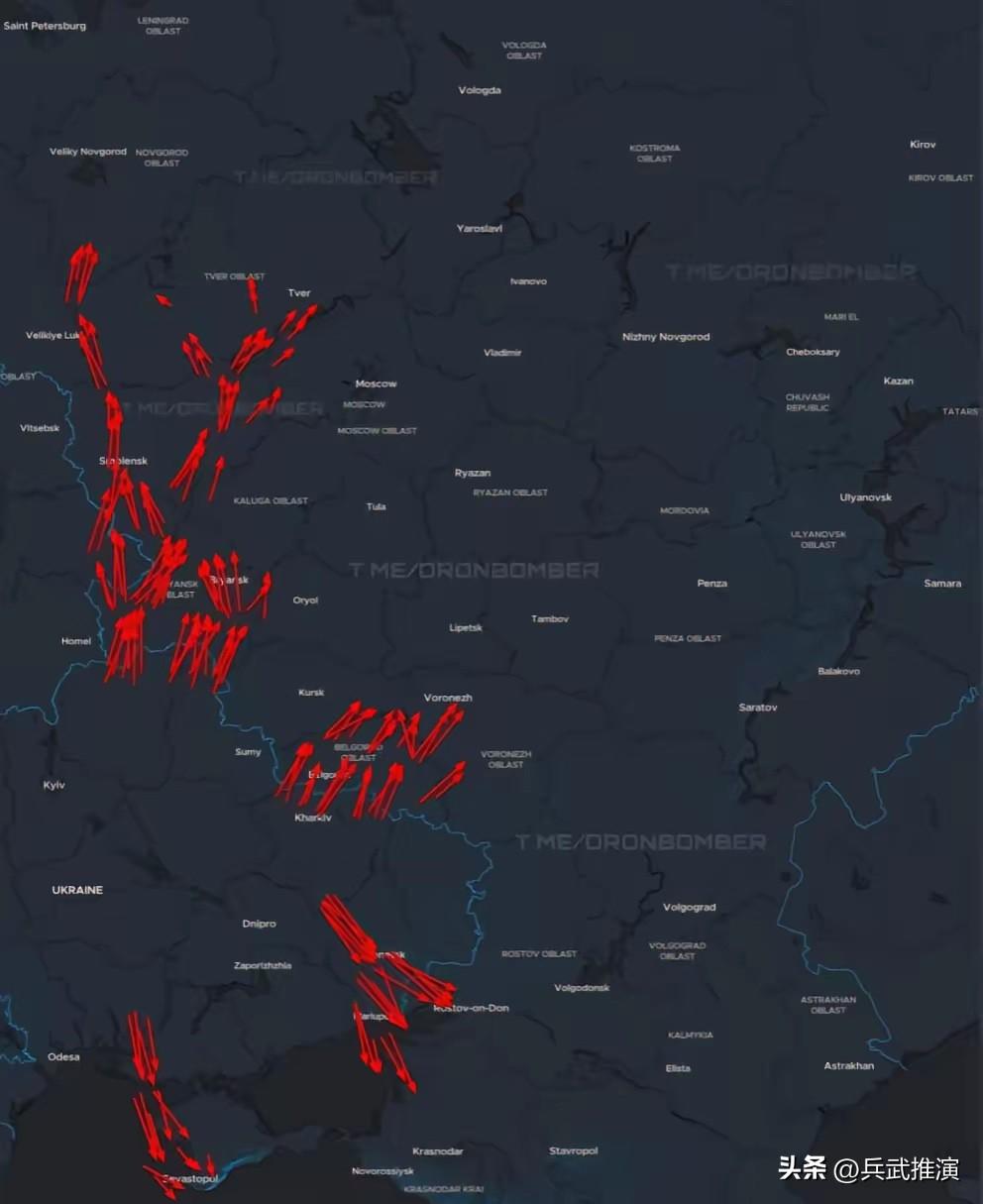 乌克兰的约300架无人机目前正飞往俄罗斯境内实施打击。

这次无人机数量多，飞行