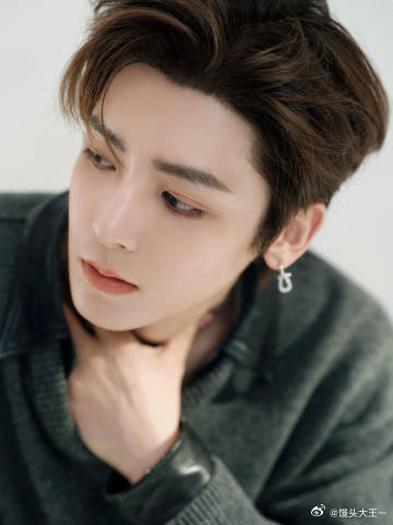 侯明昊 侯明昊的帅是多元且立体的，他可以帅气沉稳，也可以俏皮灵动，每一个模样都让