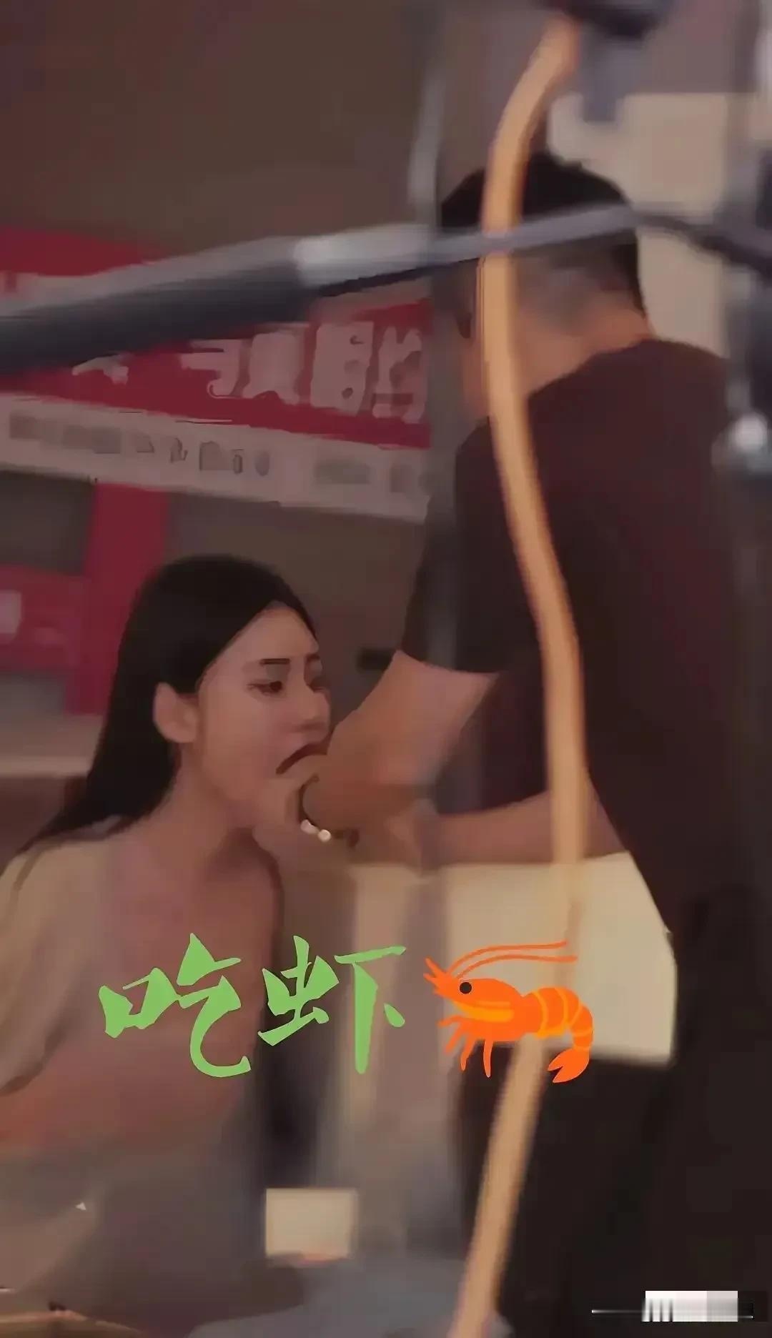 大S以前吃虾都是前夫亲自动手，现在小梅吃虾也是汪小菲剥好了喂到嘴巴里。前人栽树 
