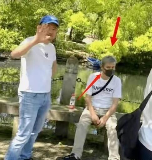 没想到文章是真的满头白发，
不是因为演话剧才染的。
才40不到的年龄，
这状态也