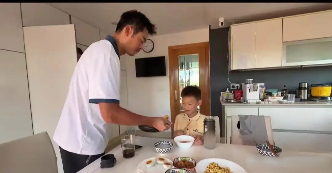 林丹一家的西班牙生活现状，虽然从赛场到厨房，但不盲目创业钱根本花不完！ 