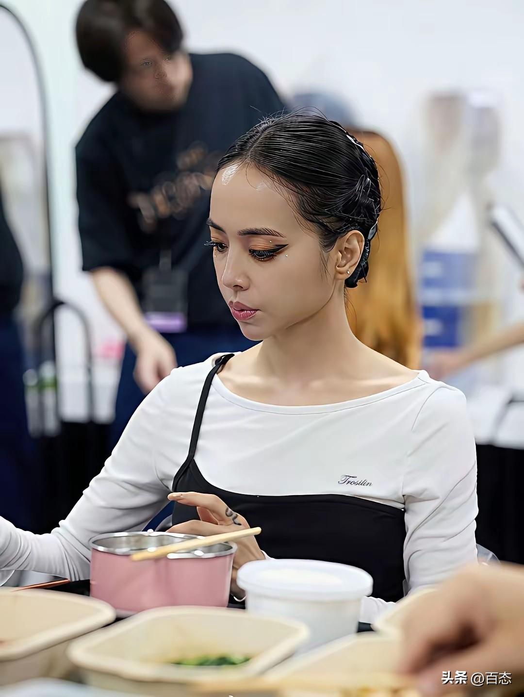 有网友说周杰伦娶的是蔡依林该多好，40多岁还和少女一样，不得不说保养得好，你们怎