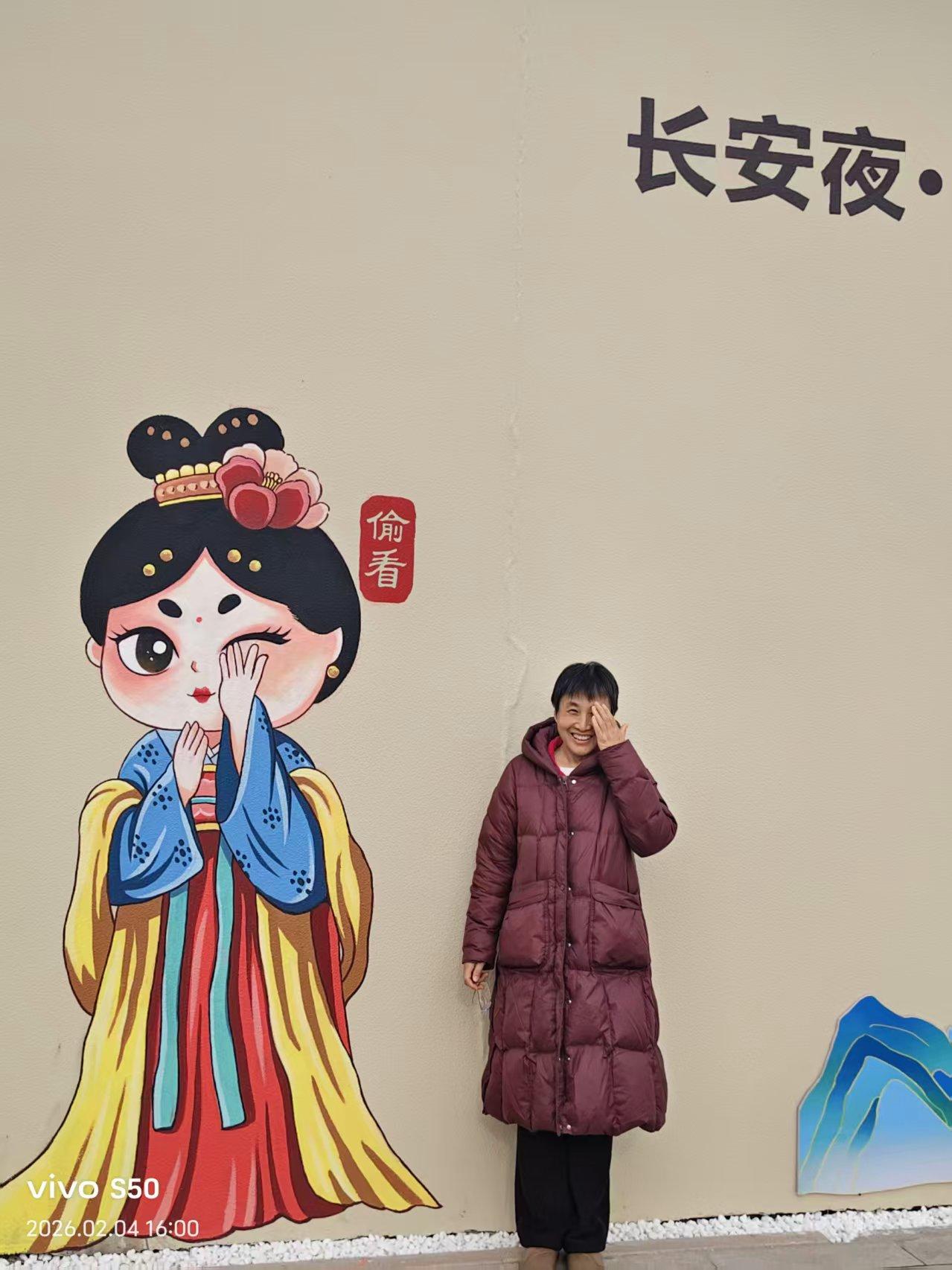 古今同框
唐俑掩面偷看，今人捧腹呼应，千年的暗号，在一堵墙上相遇。这波千年的同框