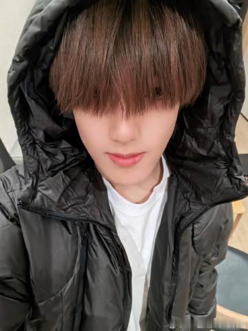 张泽禹 黑发回归 看到张泽禹黑发回归，我仿佛回到了那个无忧无虑的夏天，和朋友们一