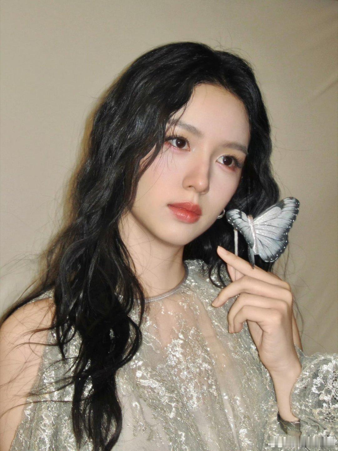 周也现身穿Prada的女王2璀璨之夜周也的红毯太权威了！ 