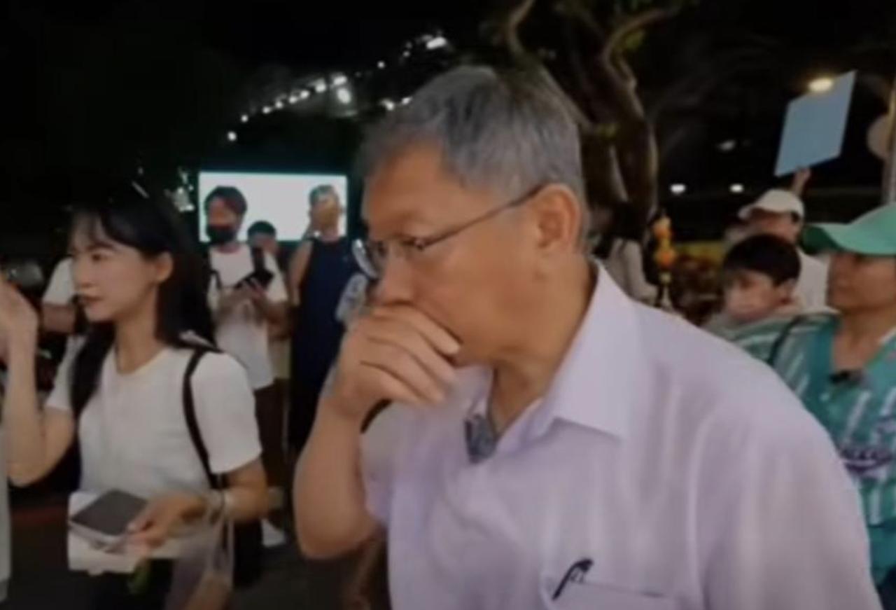 柯文哲逢甲夜市遭“辣椒水攻击”，警方追查四天发现：是分局长喷的。

哈哈，笑死了