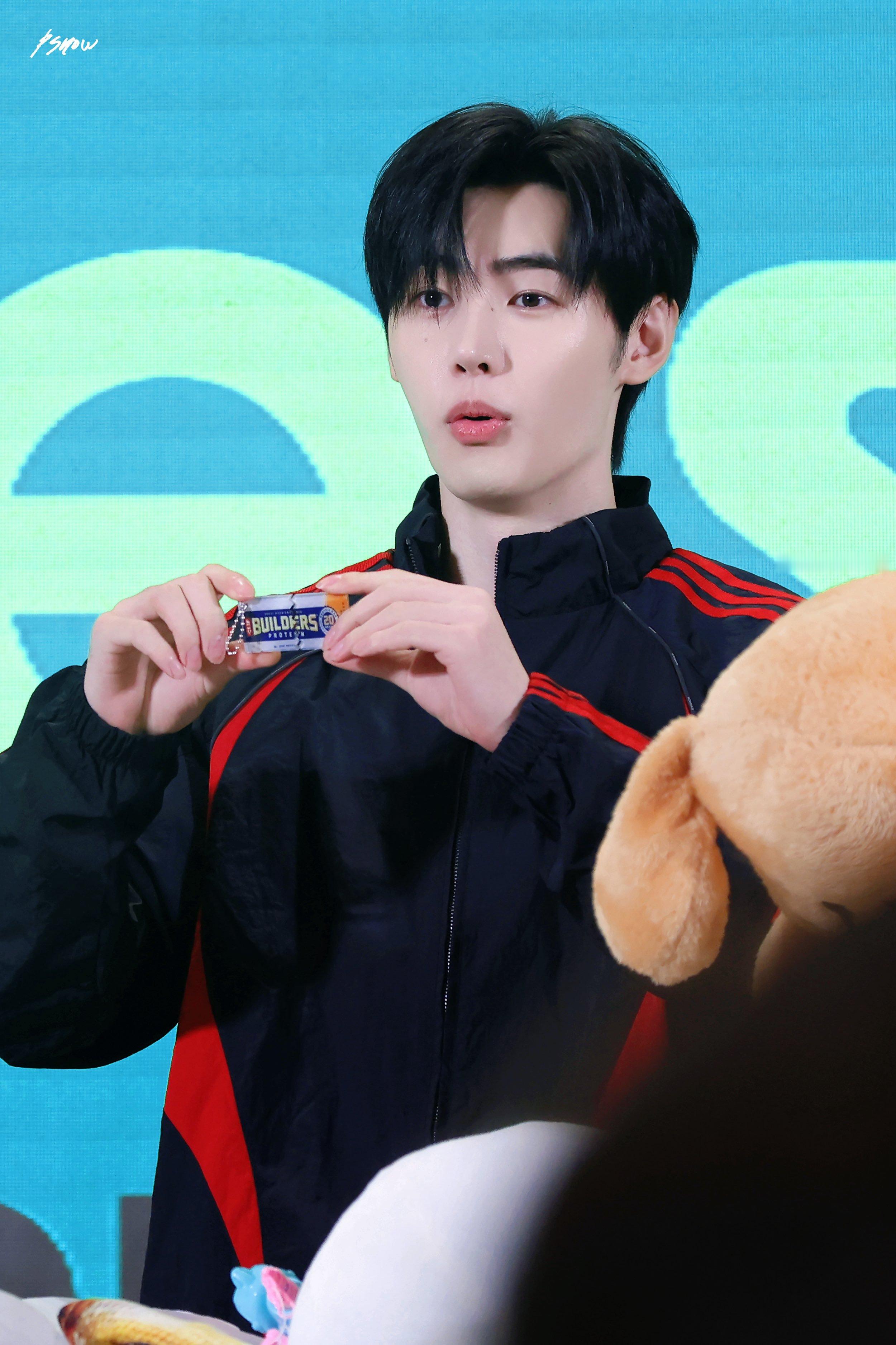 朴成训[超话]  260906 MS上海签售偷走你兔牙🐰 ​​​