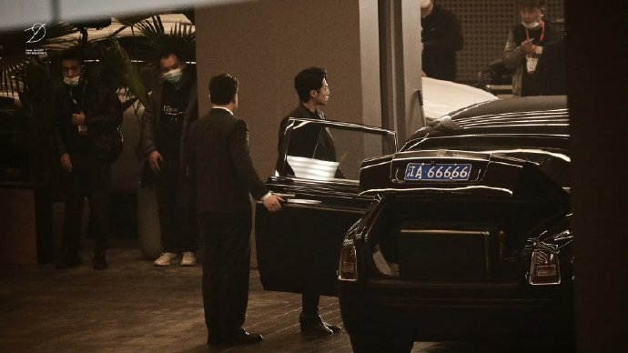 王鹤棣把时宴劳斯莱斯调过来 别人上综艺干活，王鹤棣上综艺直接调豪车，时宴本体跑出