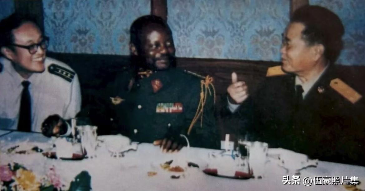 1993年，时任南京军区副司令员的郭锡章中将（右一），正在接见到访的扎伊尔共和国