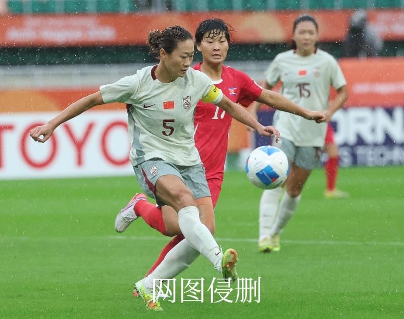 中国女足亚运半决赛输给神秘之师朝鲜，一点也不冤。
无论是球队整体战术素养和个人竞