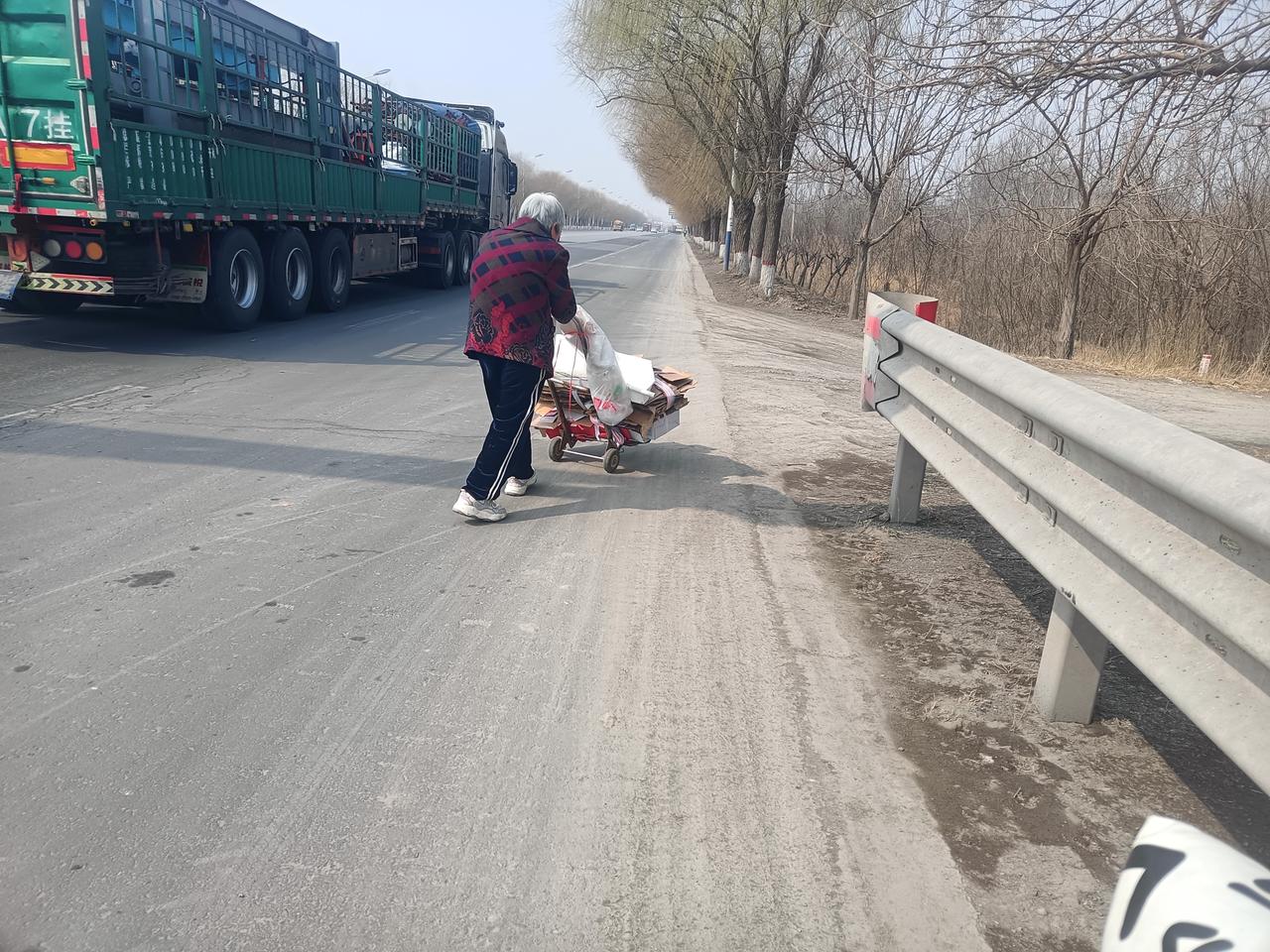 小车上装满了纸箱子塑料桶之类的废品，老太太推着它毫不费力步履匆匆！

可把我吓了