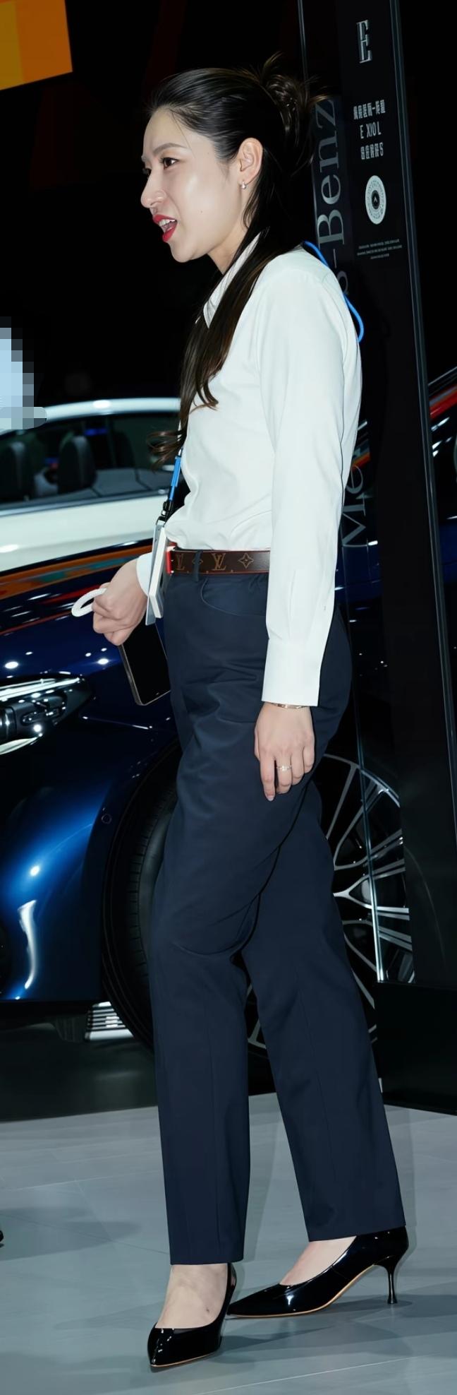 车旁美人立，笑语动芳心。