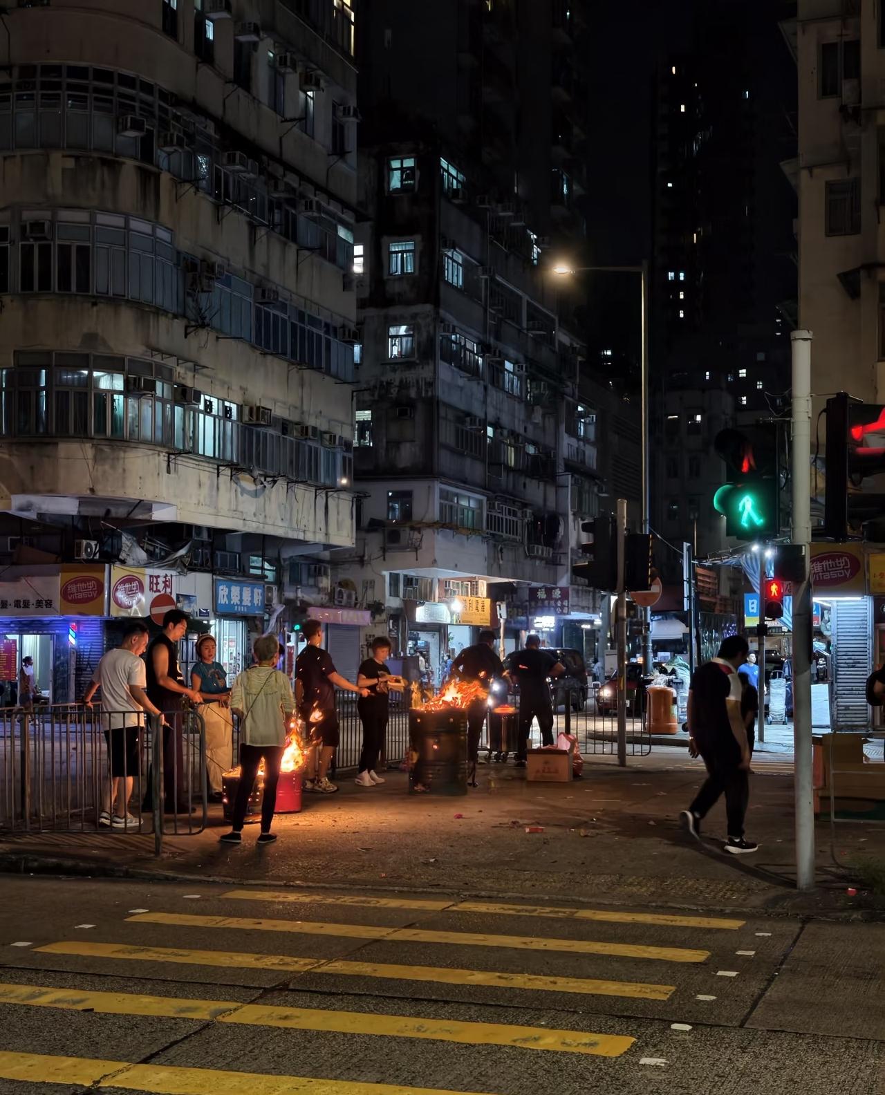 香港街头烧纸钱
还没到七月半，
已经开始烧了吗？
七月十四