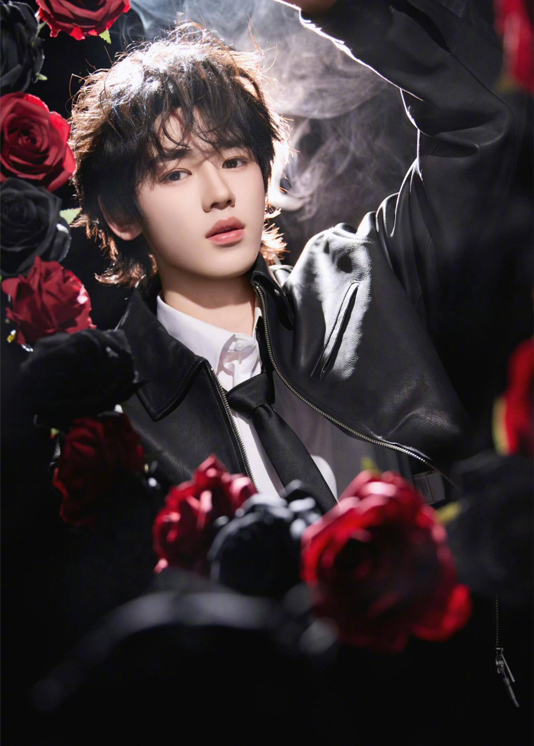 宋亚轩卷毛玫瑰系少年宋亚轩情人节大片正式释出，以黑红玫瑰为视觉核心，在暗调光影中