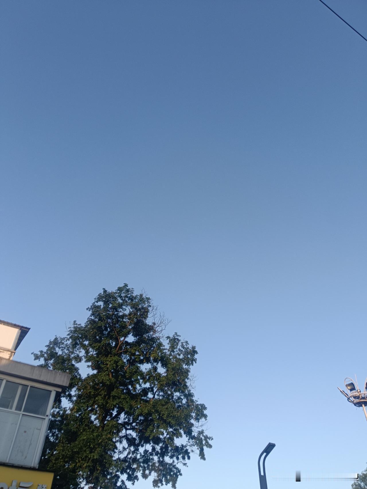 天空好美，吃了晚饭跟朋友一起散步[呲牙][呲牙][呲牙]