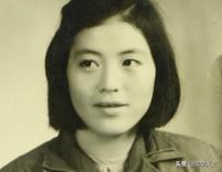 董裁缝说，他第一次知道那俩人搞对象，是因为在县政府炕上撞见他们正滚在一起。
你以