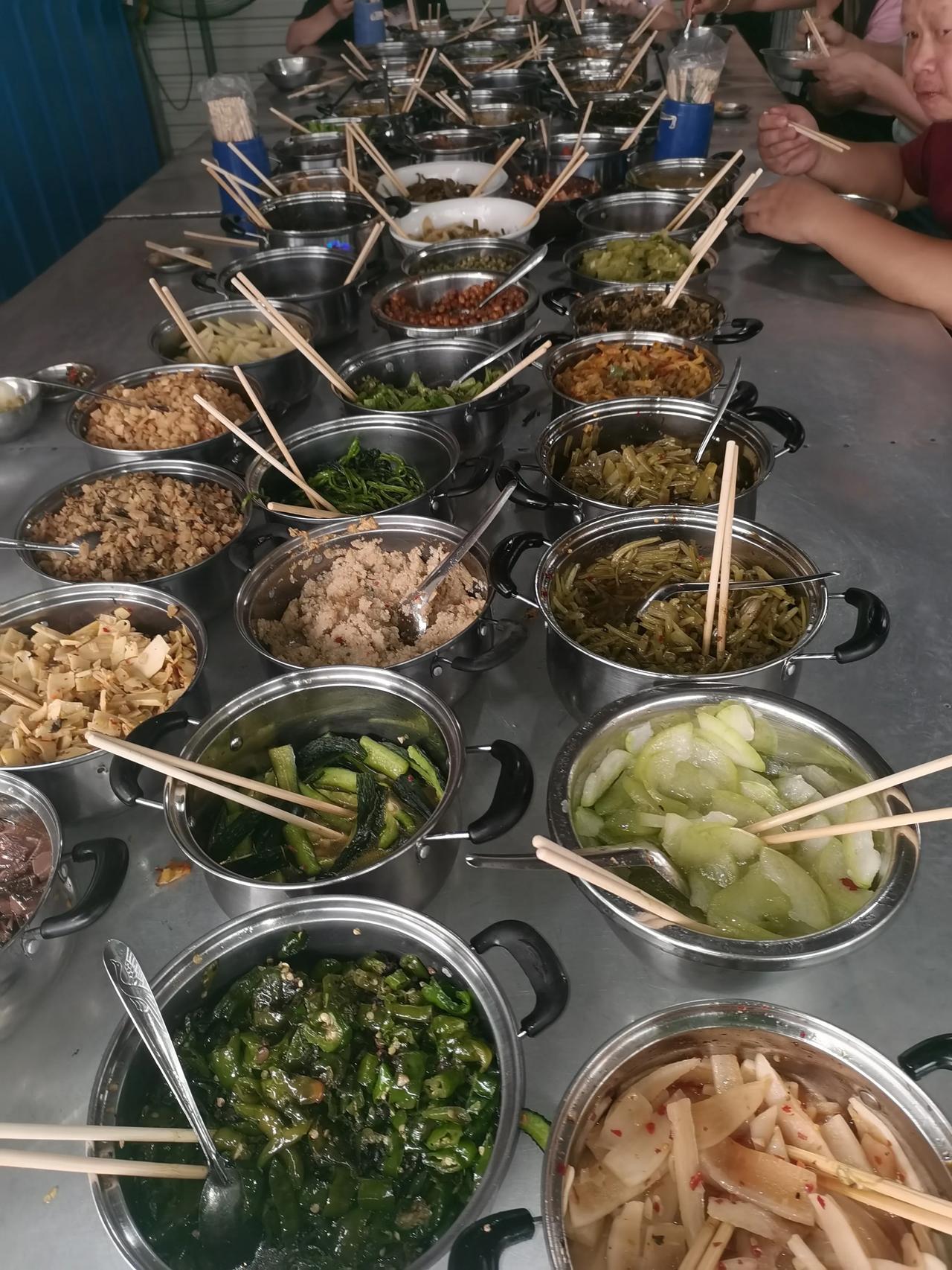 一看就知道，广西柳州的老板就是豪横，
6块可以享受50个菜品不重样，
吃到饱吃到