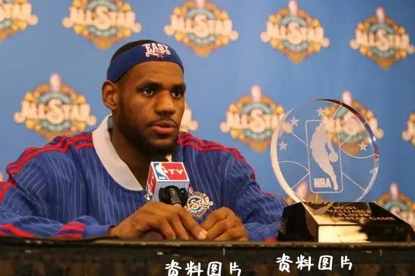 有人嘲笑詹姆斯全明赛单独召开新闻发布会，说他连全明星赛都差点没资格参加。
其实，