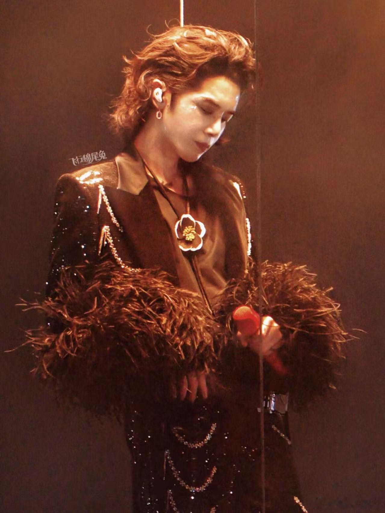 华晨宇 短暂等待为了更好的相遇 即使预售延期，华晨宇的魅力依旧让人心动不已。为了