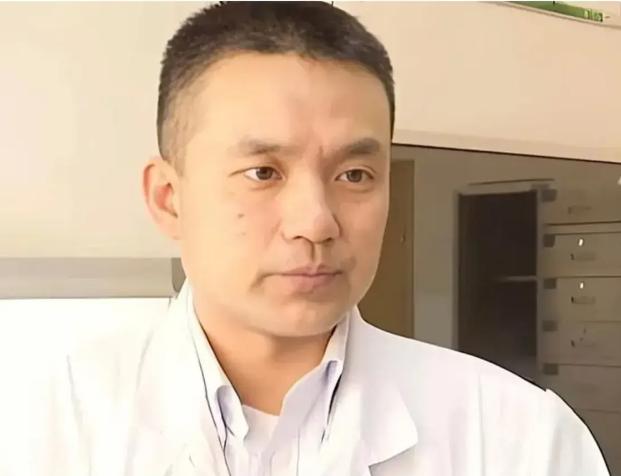医院屠夫刘翔峰获刑17年，其五毒俱全，割病人健康器官，曾是院长的女婿……看到这新