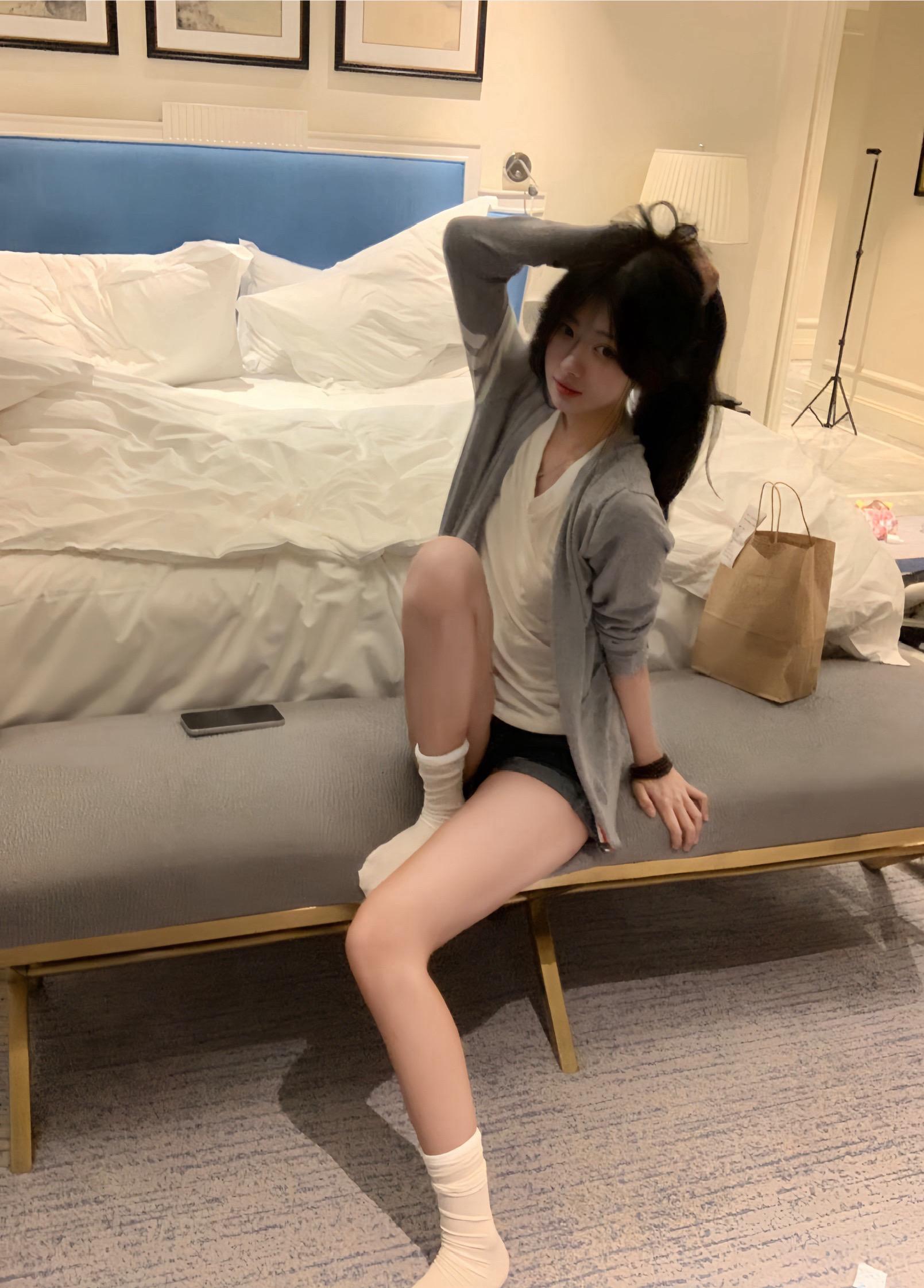 他们说爱情是苦涩的 爱不爱的有什么关系呢 反正我已经吻过你了