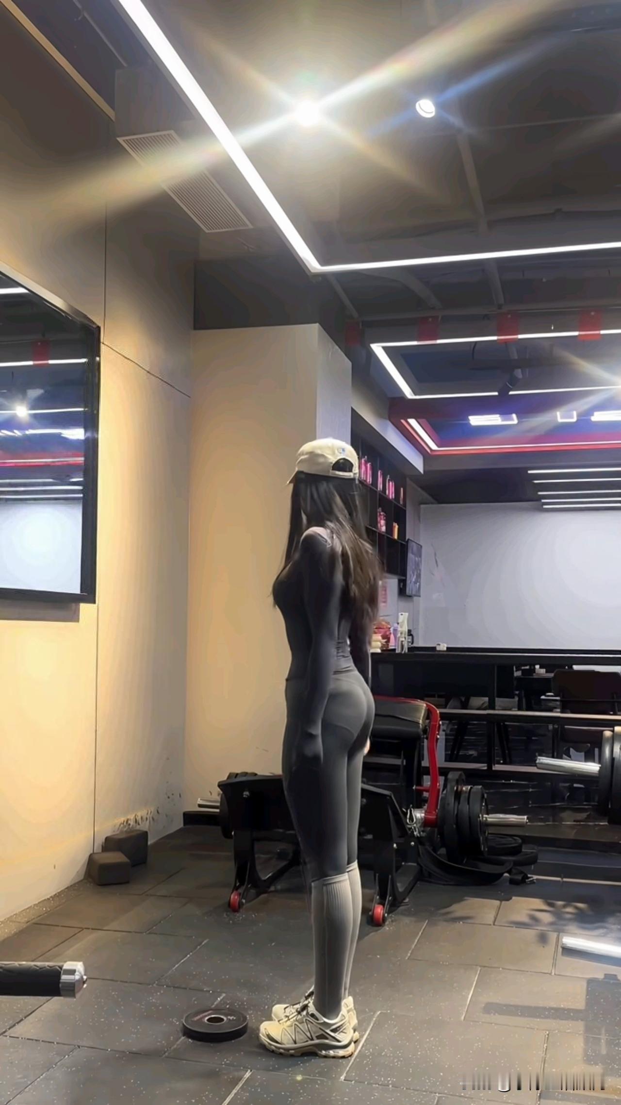 任它外面寒风冷裂，我依然坚持锻炼[看]