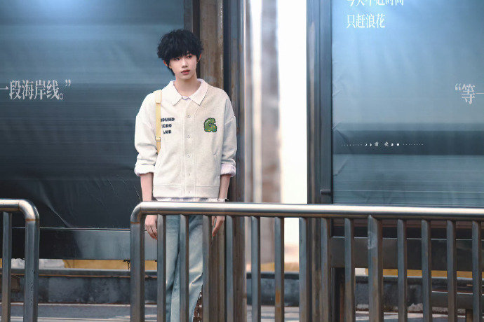 陈奕恒海边炸毛的元气男高 风都偏爱的陈奕恒陈奕恒海边炸毛的元气男高，风都偏爱陈奕