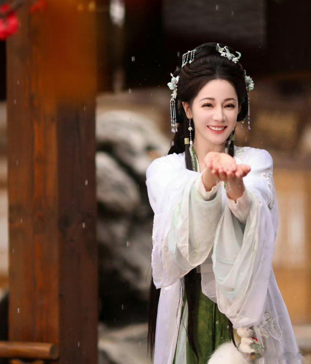 迪丽热巴《慕胥辞》贺思慕最新剧照，明媚灵动又清新！！