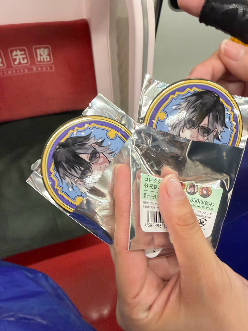 拆开的时候我和yhm一起瞪眼，ssk让我帮她随便拿两发卧槽这是真的？ 